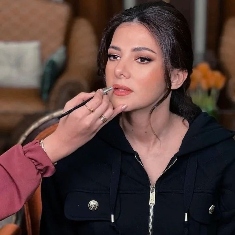 شاهدوا النجمات في كواليس تحضيرات إطلالاتهن الجمالية في حفل Joy Awards 