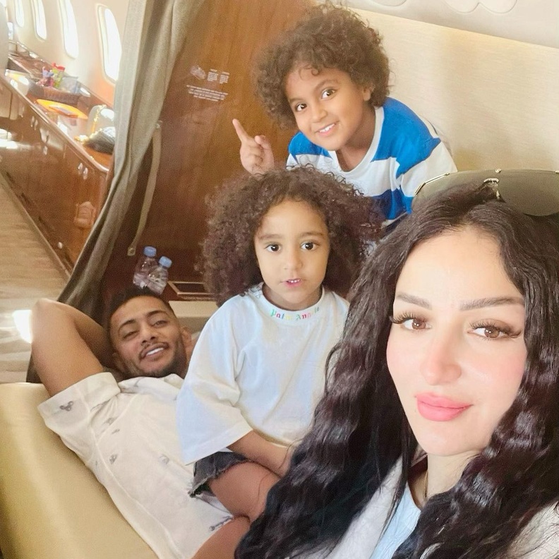محمد رمضان بصحبة زوجته وطفليه في الطائرة 