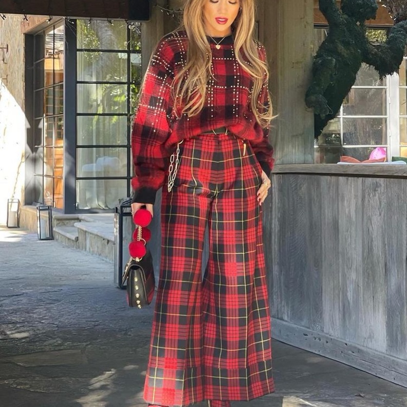 جينيفير لوبيز في إطلالة لها بصيحة الترتان من توقيع Roberto Cavalli