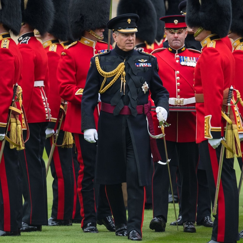 حرس غرينادير من أوائل المرحبين باستبعاد الأمير أندرو من الحياة الملكية