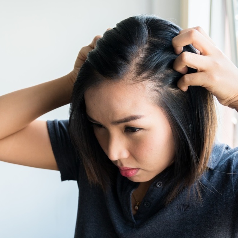 6 نصائح ذهبية تقلل من مشكلة تساقط الشعر للمصابين بالغدة الدرقية-رئيسية واولى