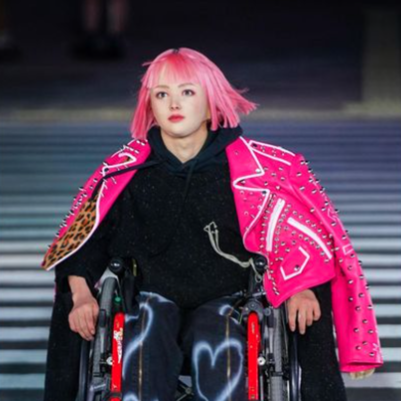 امتزاج العالم الافتراضي بالعالم الواقعي في عرض ازياء Doublet