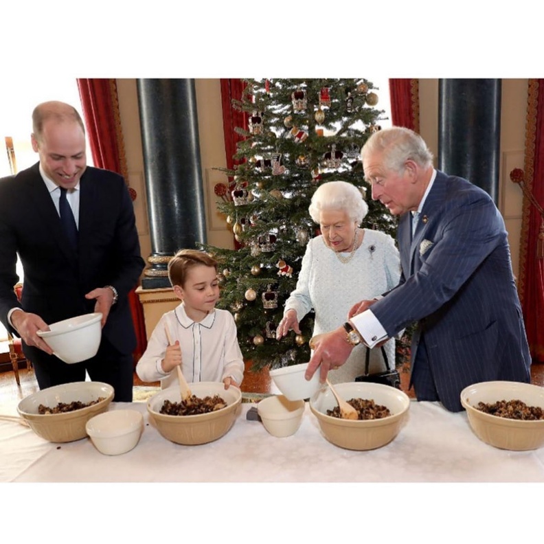 الملكة إليزابيث الثانية وورثة عرشها الأمير تشارلز والأمير ويليام والأمير جورج