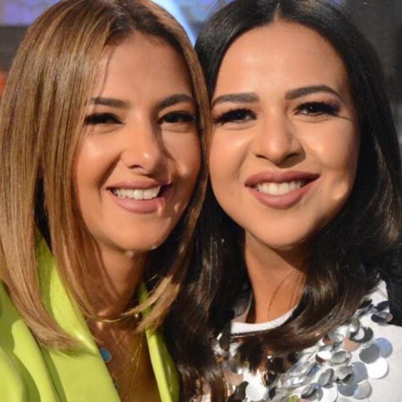 دنيا سمير غانم وشقيقتها