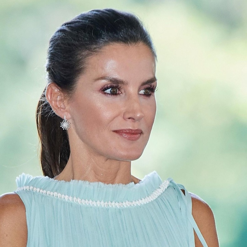 الملكة ليتيزيا ترتدي الأقراط المرصعة بالأحجار الكريمة من وحي المجوهرات الملكية