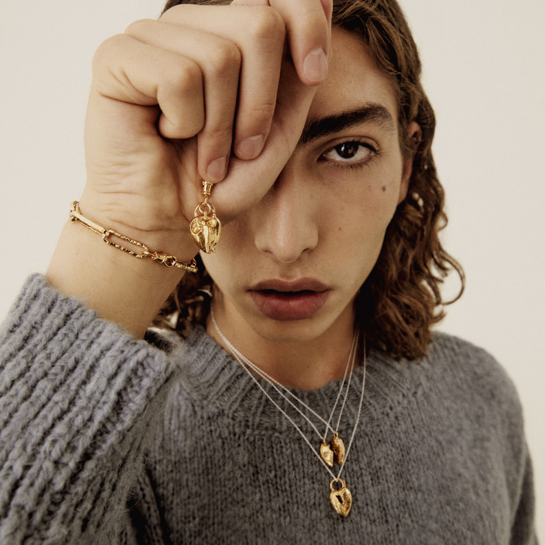 Alighieri للمجوهرات تتعاون مع YOOX في مجموعة حصريّة للاحتفال بعلاقتهما الفريدة