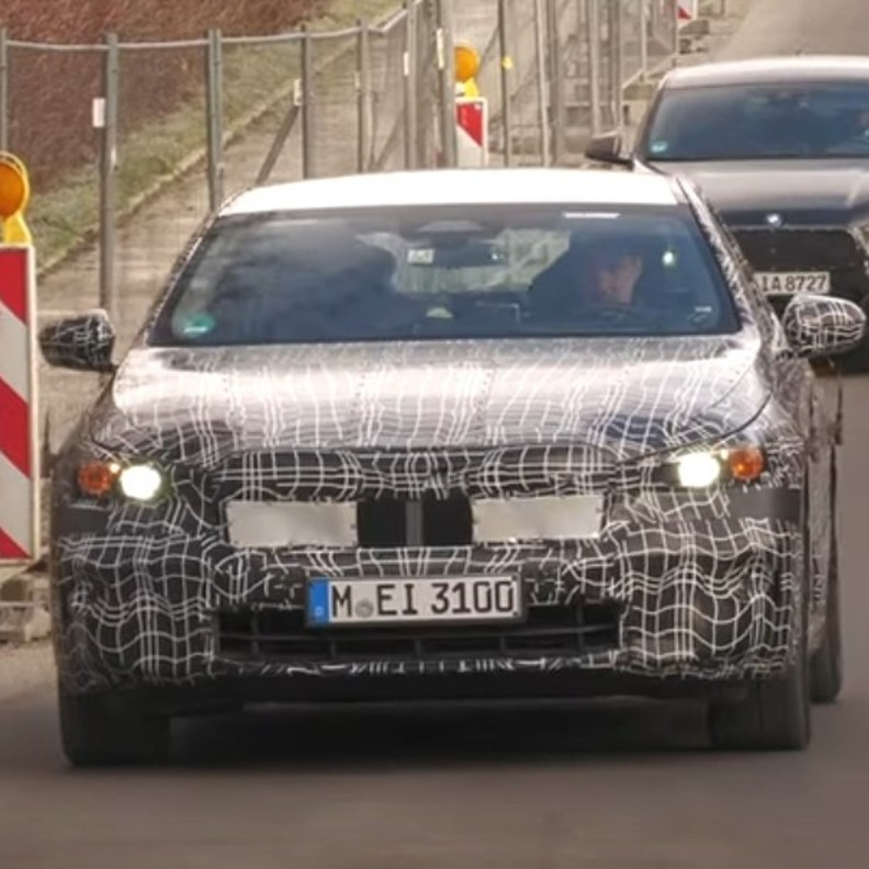 BMW تختبر الفئة الثامنة 2023 في شوارع ميونخ