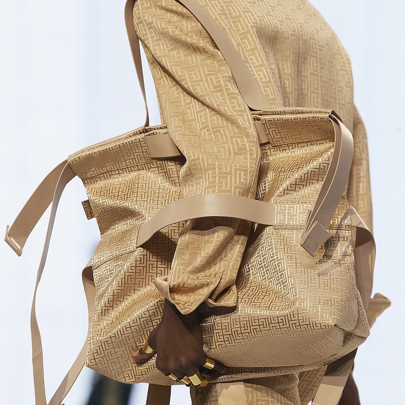 موديلات حقائب اليد الكبيرة من Balmain باللّون البيج