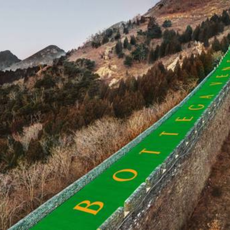 Bottega Veneta تستحوذ على سور الصين العظيم الصورة من موقع The Business of Fashion