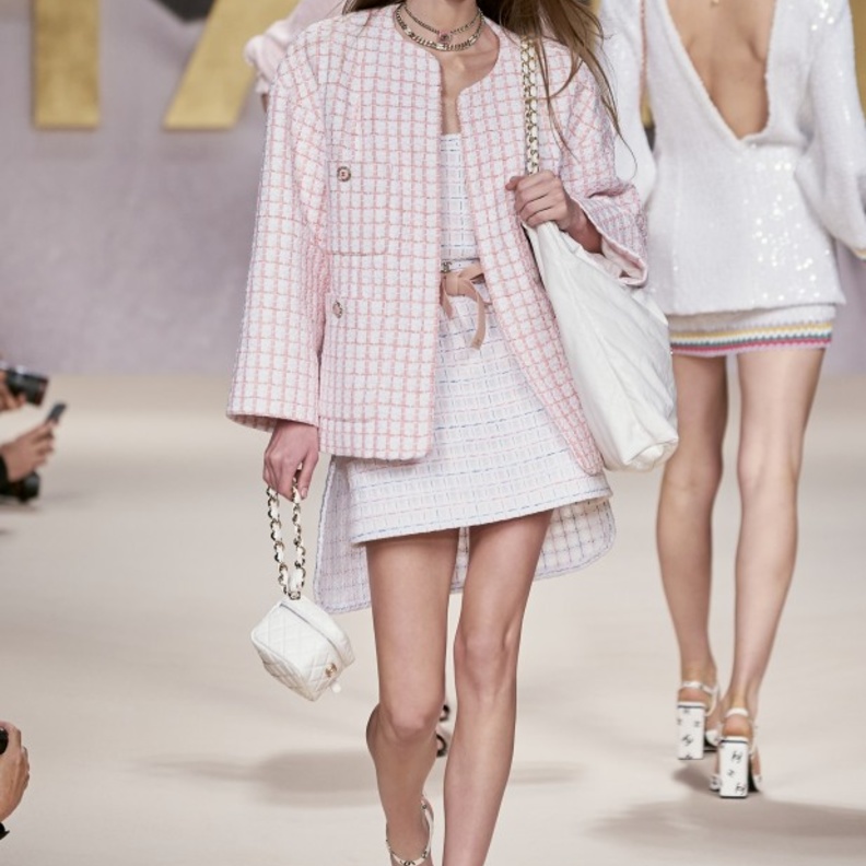 CHANEL نسّقت التنورة القصيرة باللون الأبيض مع الجاكيت الطويلة بنقشة الـGingham