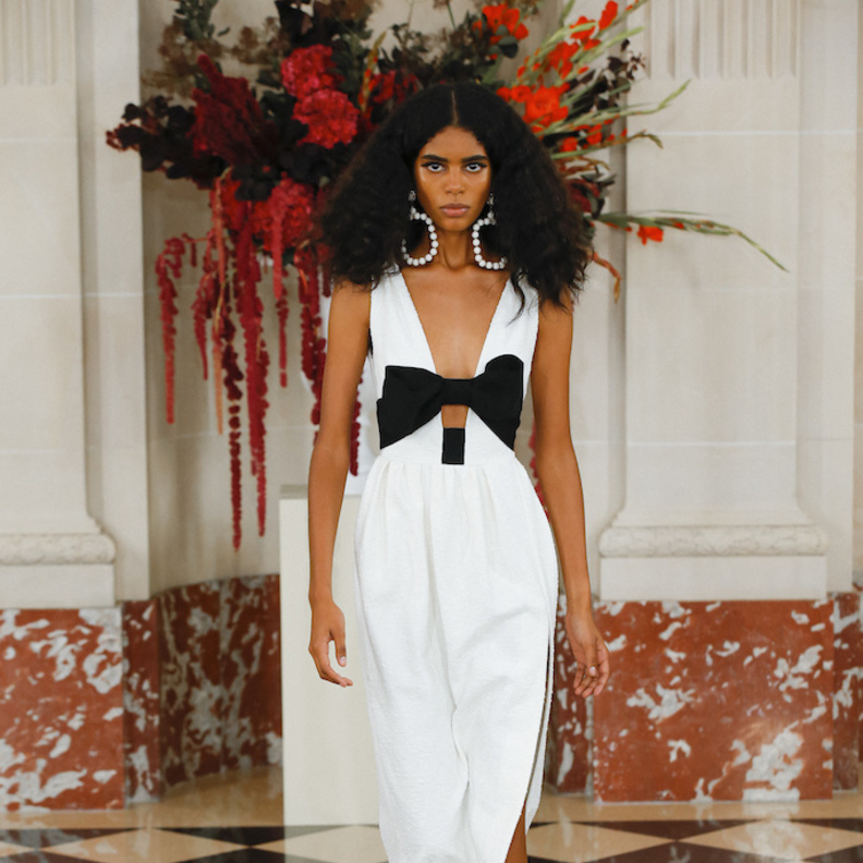 أفكار لتنسيق الاسود مع الابيض من عروض ازياء ربيع 2022