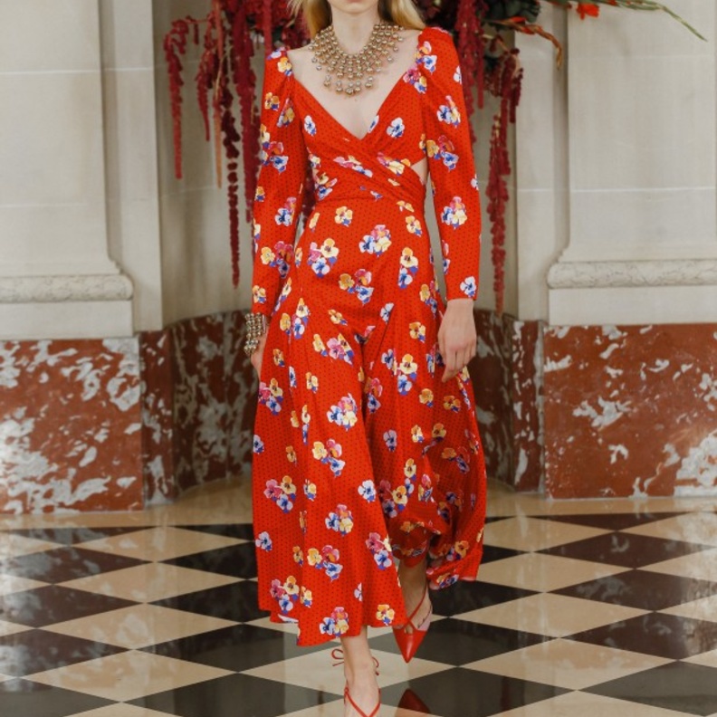 أحدث فساتين مطبعة بالورود وواسعة لإخفاء البطن في ربيع 2022