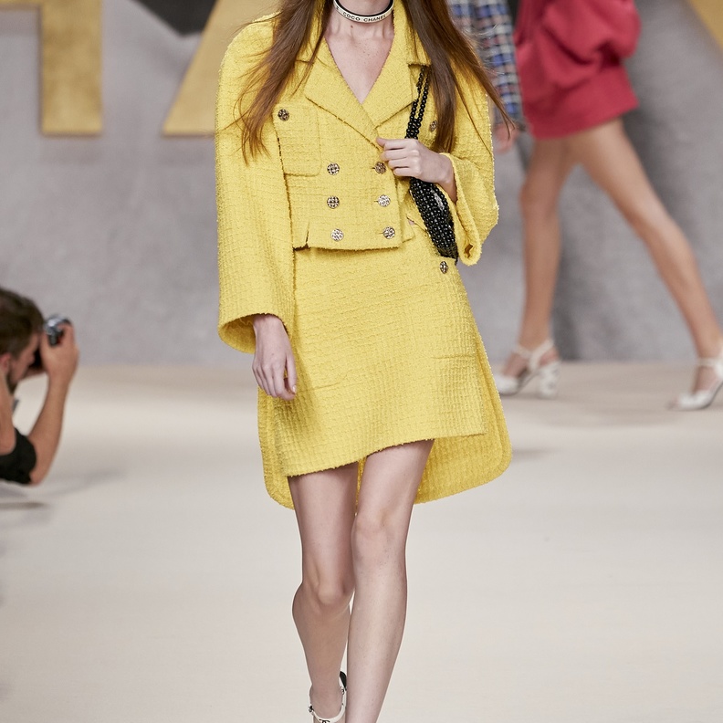 من ألوان ربيع وصيف 2022 الأصفر يحتل الصدارة بإطلالة لافتة من Chanel