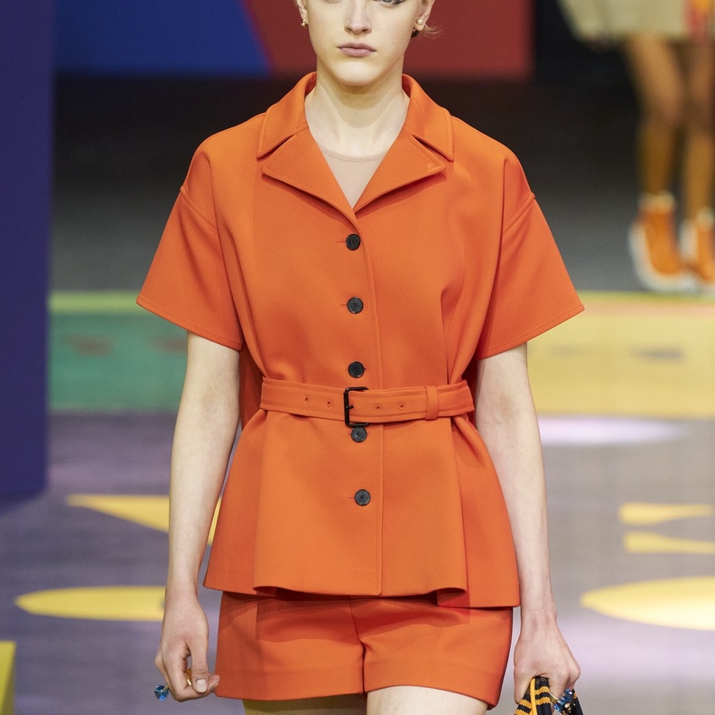 طرق تنسيق الشورت القصير بأسلوب البدلة من Christian Dior