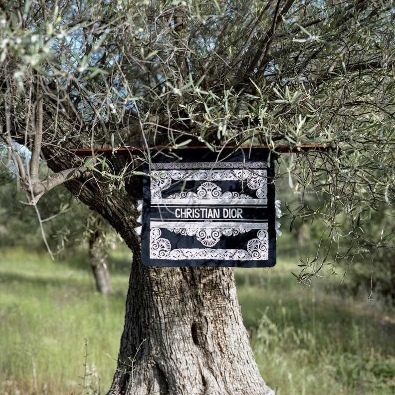 فيلم وثائقي حصري لدار "ديور" بعنوان The Greek Bar Jacket