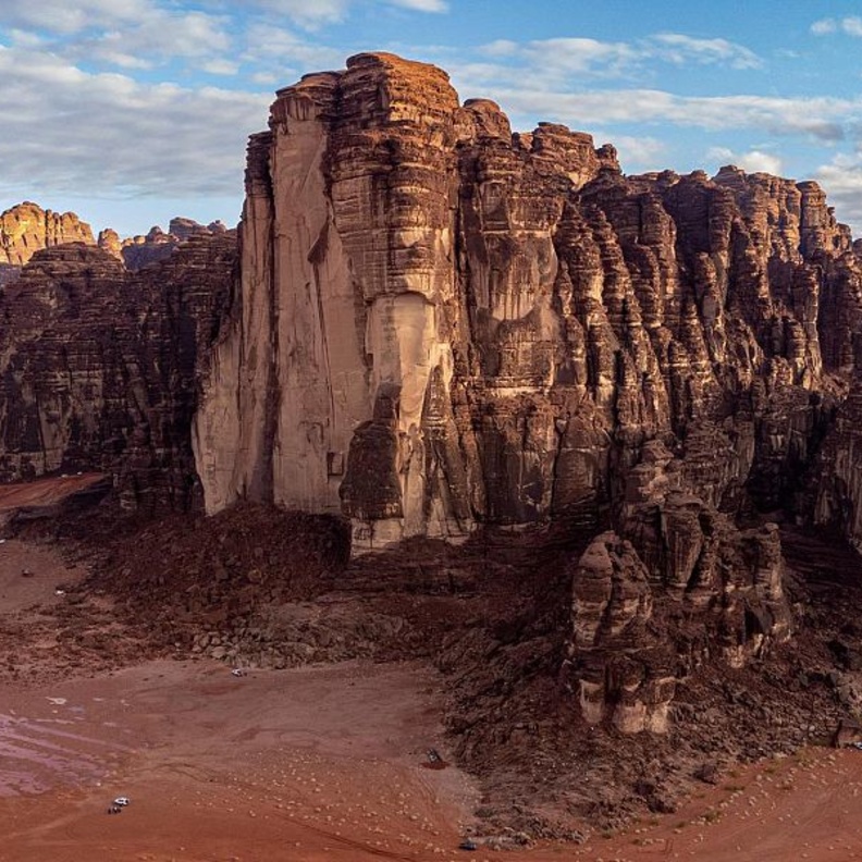 صحراء حسمي.. سحر الرمال الحمراء في تبوك والوجهة الأمثل لعشاق المغامرة