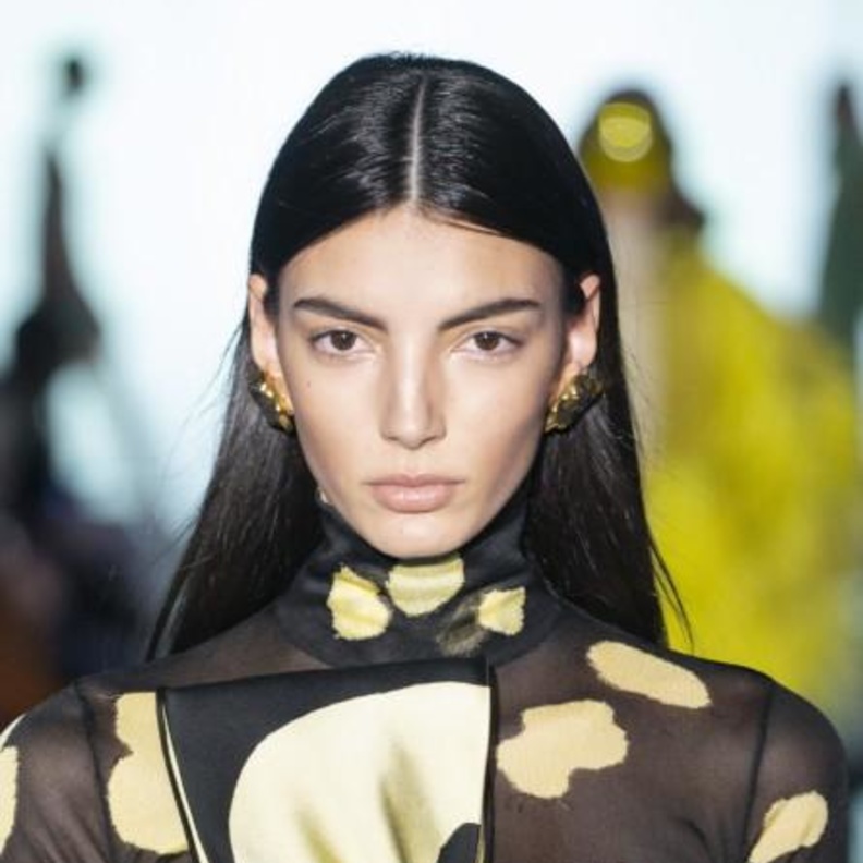 تسريحات مميزة ومالسة لإطلالة طبيعية مع بداية العام الجديد 2022