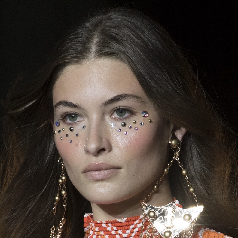 احمر الخدود لبشرة متوردة في الربيع - عارضة دار Etro