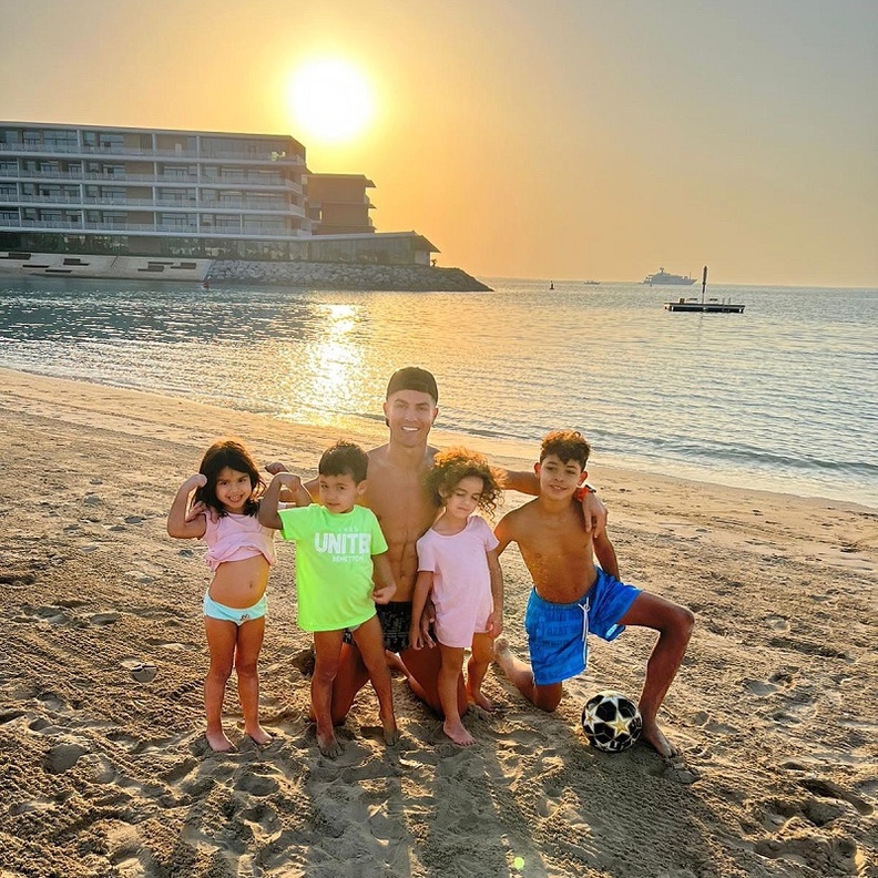 شاهد.. كريستيانو رونالدو يستمتع بإجازة ساحرة على شواطئ دبي 