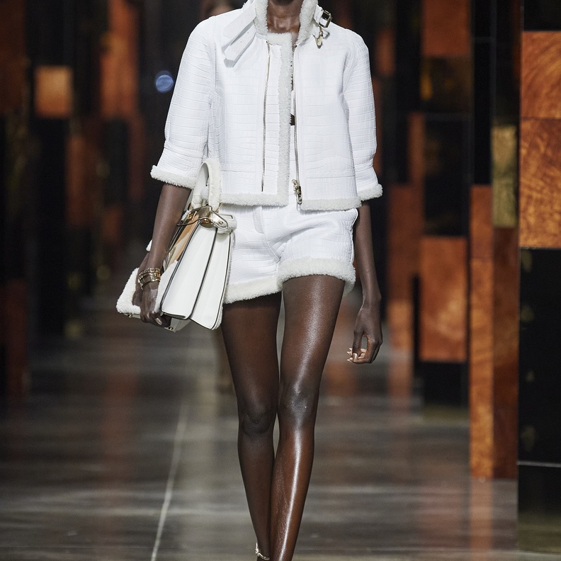 إطلالات باللّون الأبيض من دار Fendi العالمية