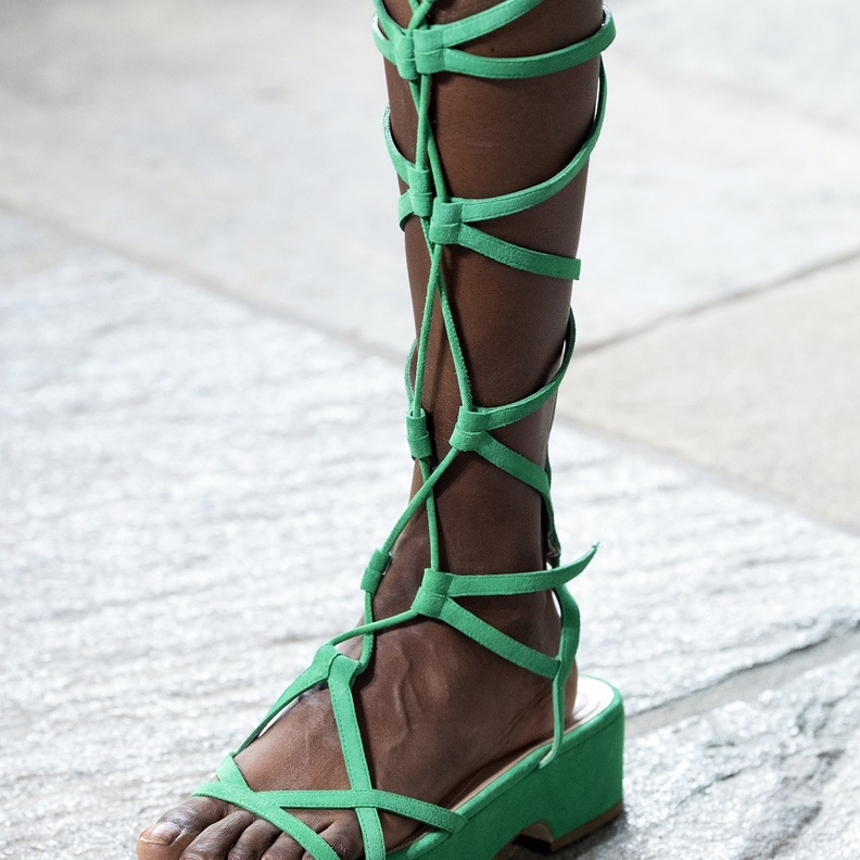 موضة الصنادل الصيفية 2022 بتنسيق كامل من Alberta Ferretti