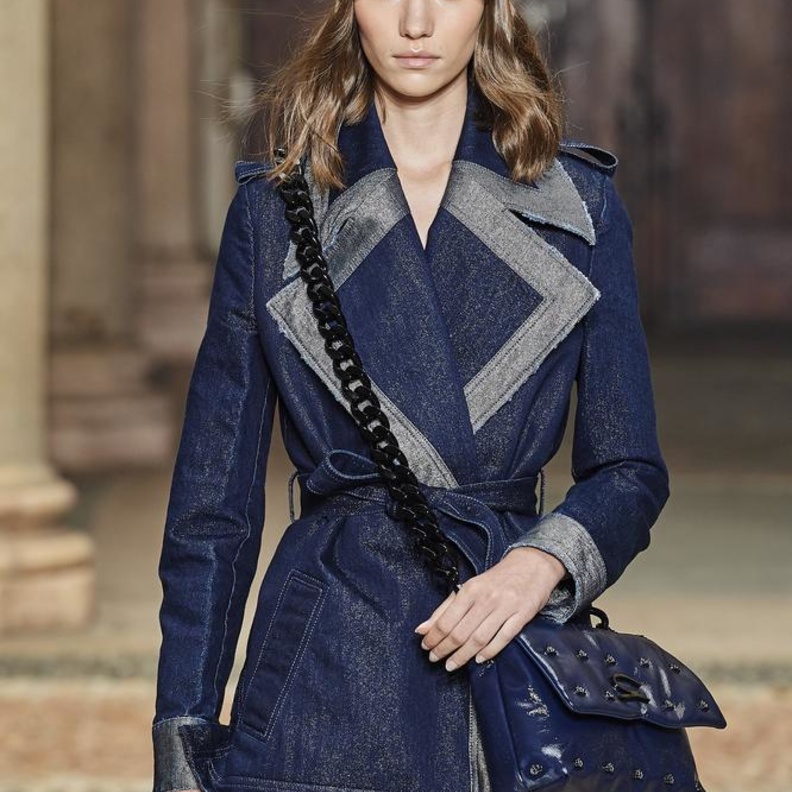 موضة قبعات صيف 2022 بالدنيم من Genny