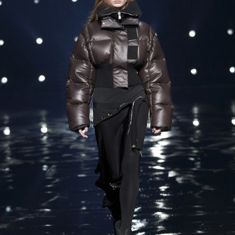 أجمل صيحات جاكيتات البومبر لإطلالة دافئة وعصرية في شتاء 2022