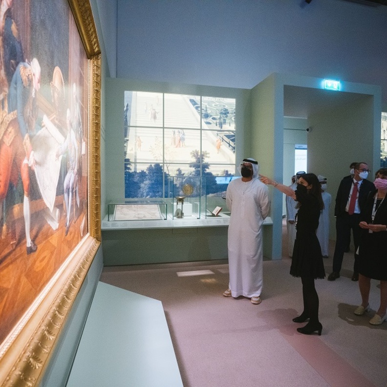 جولة معالي محمد خليفة المبارك، رئيس دائرة الثقافة والسياحة - أبوظبي، وسعادة كزافييه شاتيل، سفير فرنسا لدى دولة الإمارات العربية المتحدة، ولورانس دي كار، رئيس متحف اللوفر، ومانويل راباتيه، مدير متحف اللوفر أبوظبي في معرض "قصر فرساي والعالم" بمتحف اللوفر أبوظبي  دائرة الثقافة والسياحة- أبوظبي©