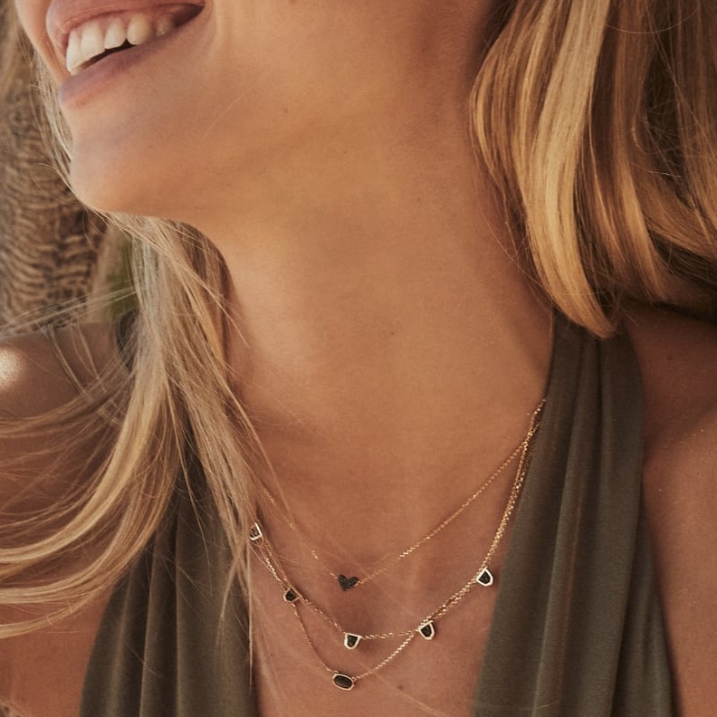 أروع القلادات المرصعة بالماس الأسود