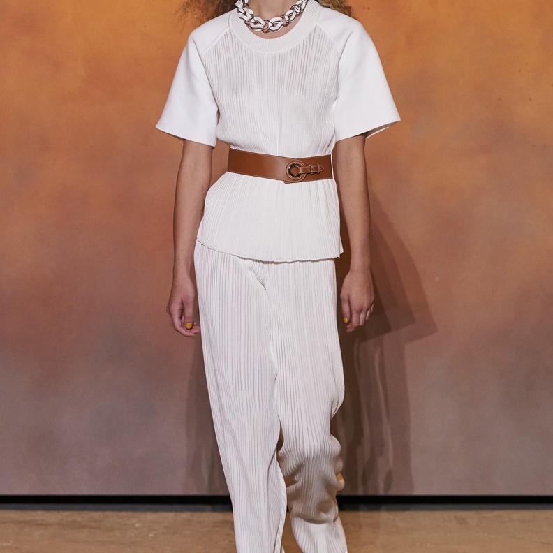 تنسيق أزياء كاجوال باللّون الأبيض من Hermes