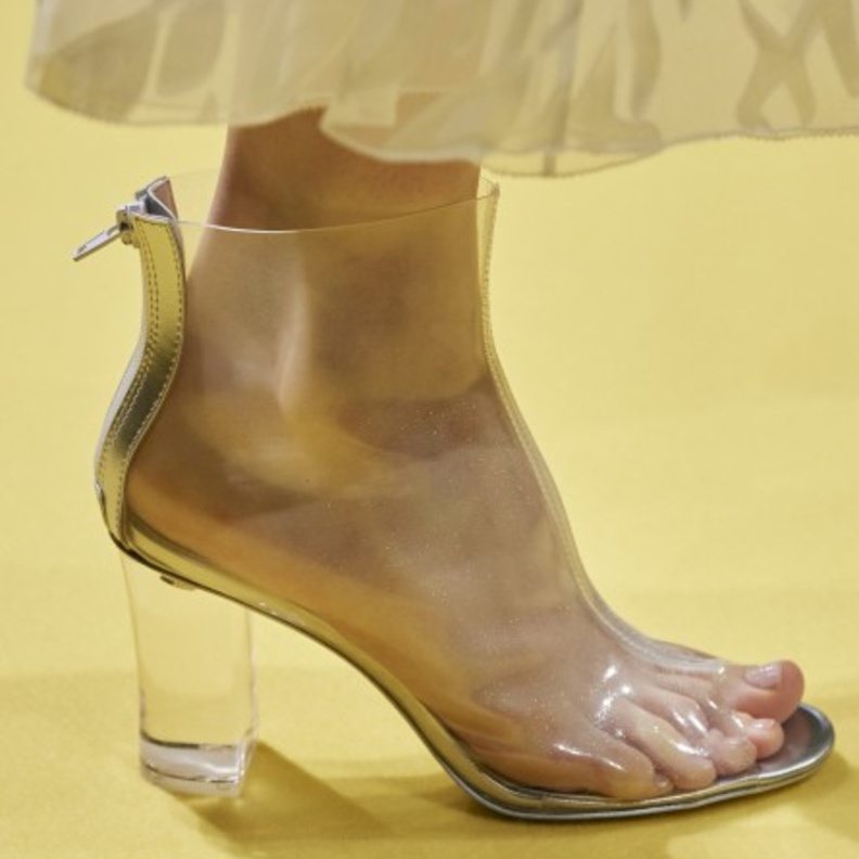 صيحة الأحذية الشفافة تعود من جديد في ربيع 2022