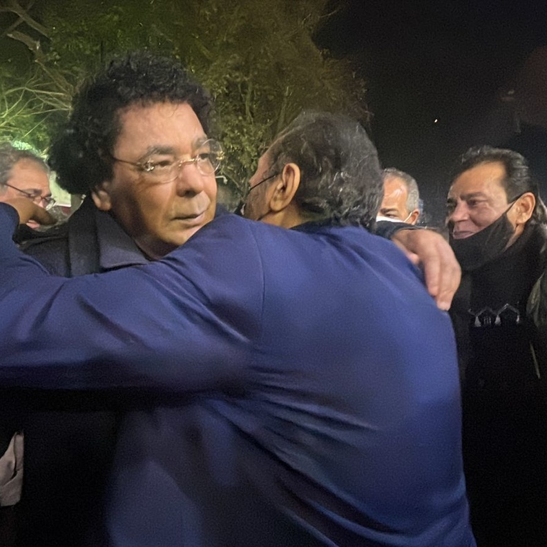 محمد منير في عزاء أحمد الحجار