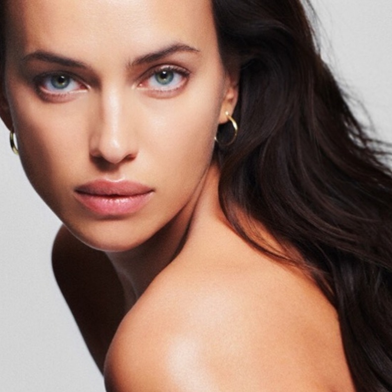Irina Shayk بأقراط اذن دائرية