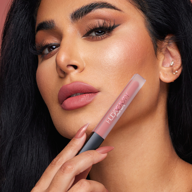 اكتشفي الإصدار الجديد المحسّن من أحمر الشفاه Liquid Matte Lipstick من Huda Beauty المميز للغاية