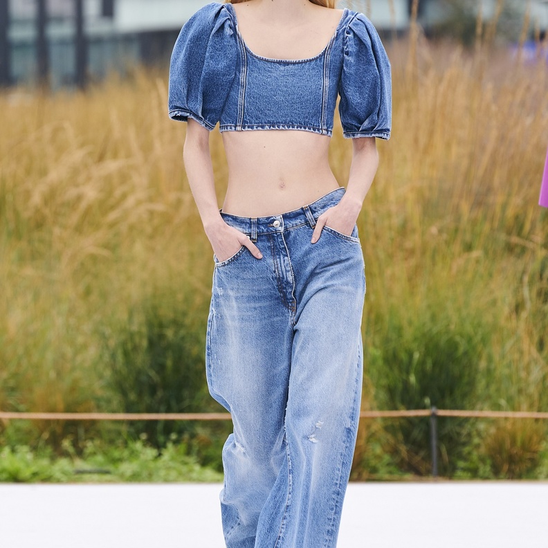 تنسيق السروال الدنيم بإطلالة دنيم كاملة من  MSGM