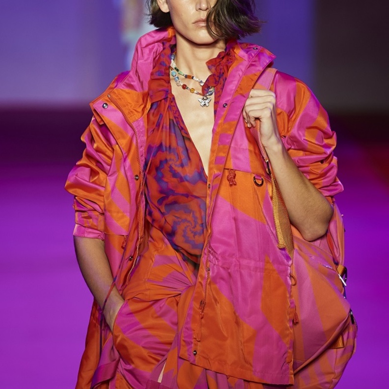 تنسيق الألوان الجريئة بإطلالة عصرية من Brandon Maxwell