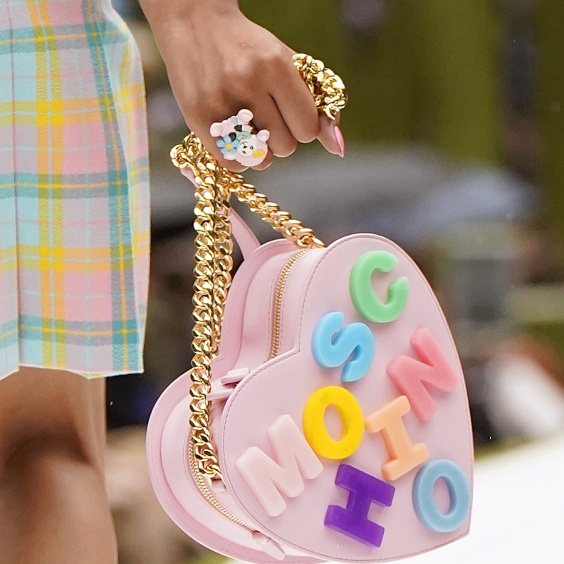 أفكار لتنسيق الحقائب الهندسية مع الملابس الربيعية