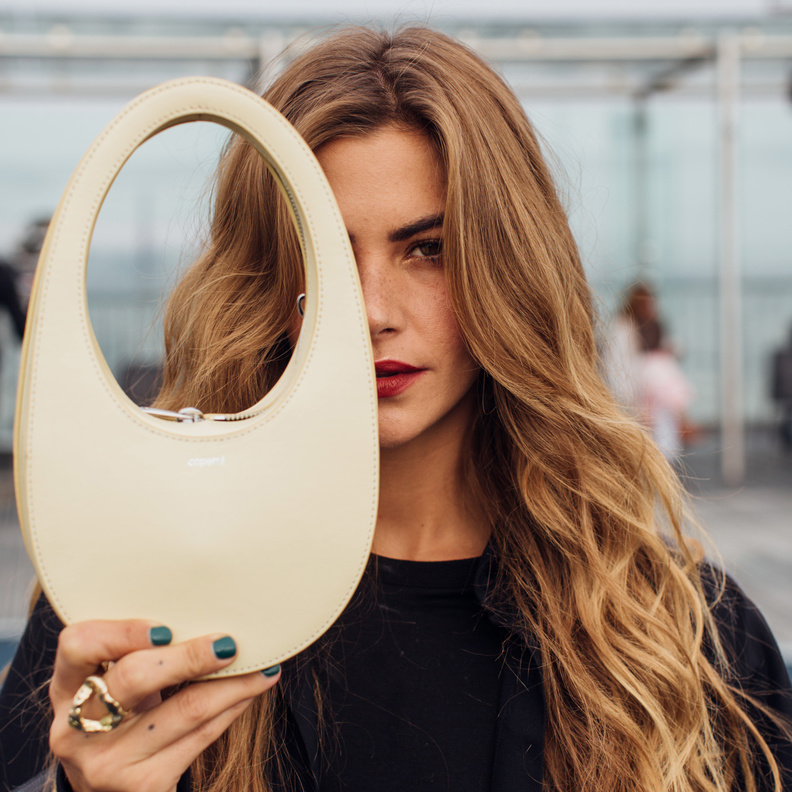 أحدث موديلات حقائب يد باللون الأبيض وأجمل الأفكار لتنسيقها