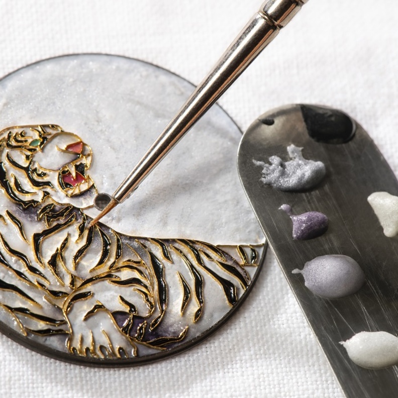 ساعة محدودة الإصدار بتصميم الأبراج الصينية