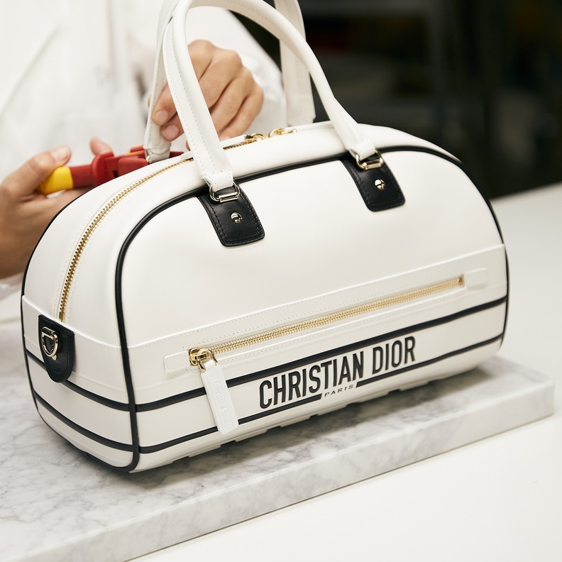 المهارة الحرفية لحقائب "بولينغ" Bowling من مجموعة "ديور فايب" Dior Vibe