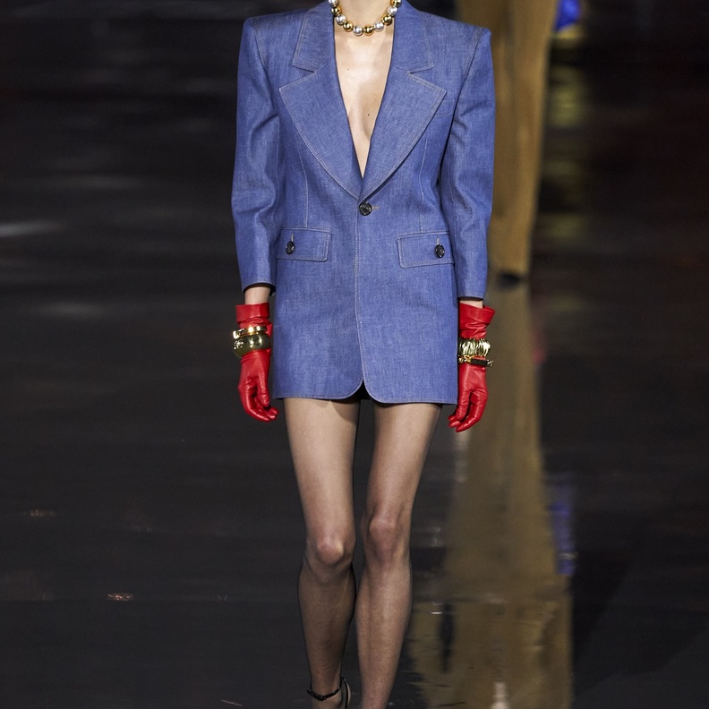 موديلات بليزر بأسلوب الفستان بإطلالة ساحرة من Saint Laurent