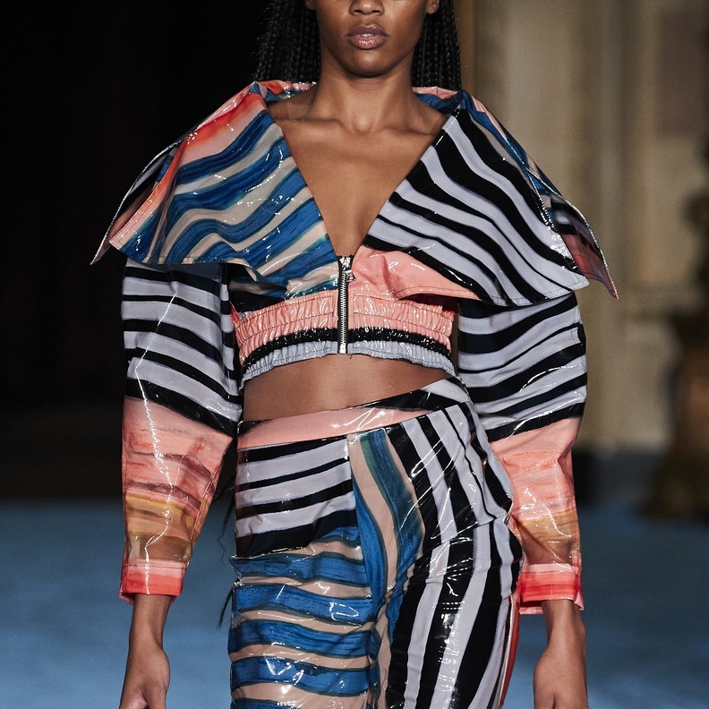 من موضة ربيع وصيف 2022 طقم مقلم بالألوان من Christian Siriano