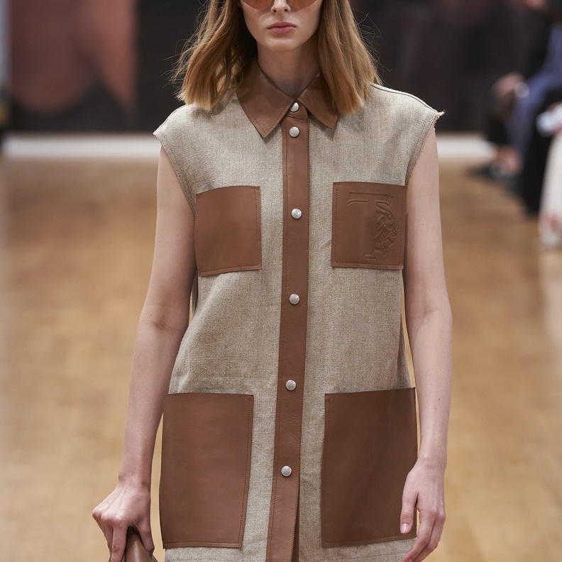 تنسيق إطلالات بألوان النيود بفستان قصير من Tods