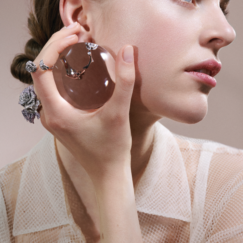 خواتم "روز ديو باغاتيل" Rose Dior Bagatelle بالذهب الأبيض المرصع بالماس. من "ديور فاين جولري" Dior Fine Jewellery.