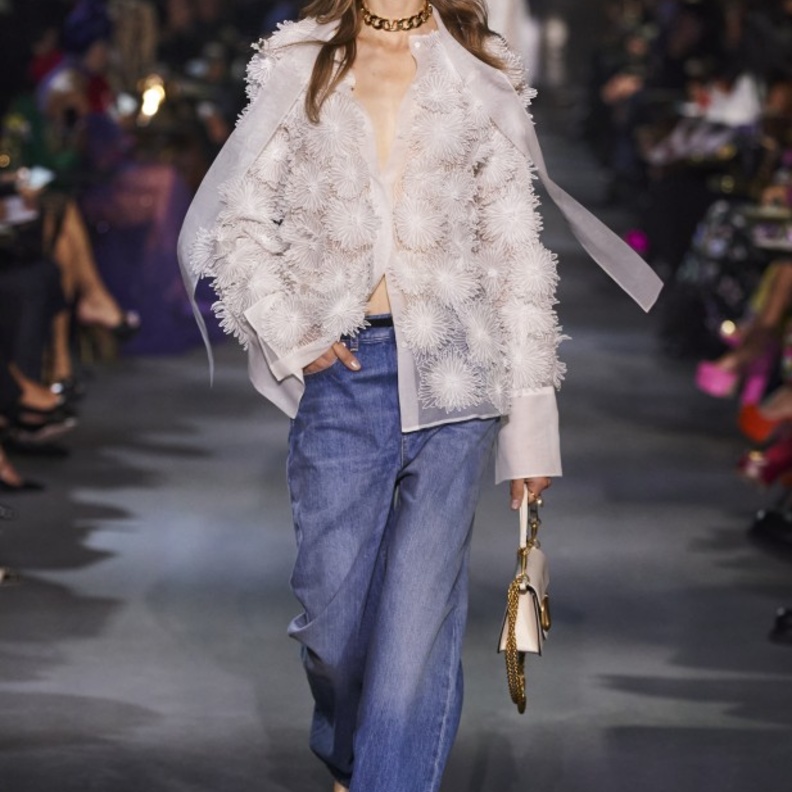 الجينز الواسع موضة شبابية لا غنى عنها في إطلالات ربيع 2022