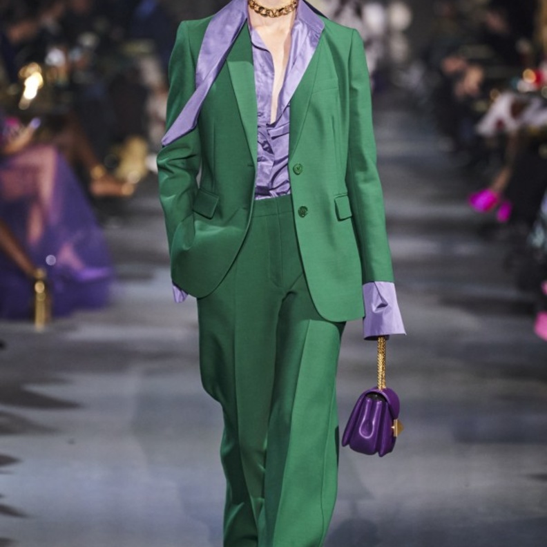 طرق تنسيق موضة البنطلون الأخضر في ربيع 2022