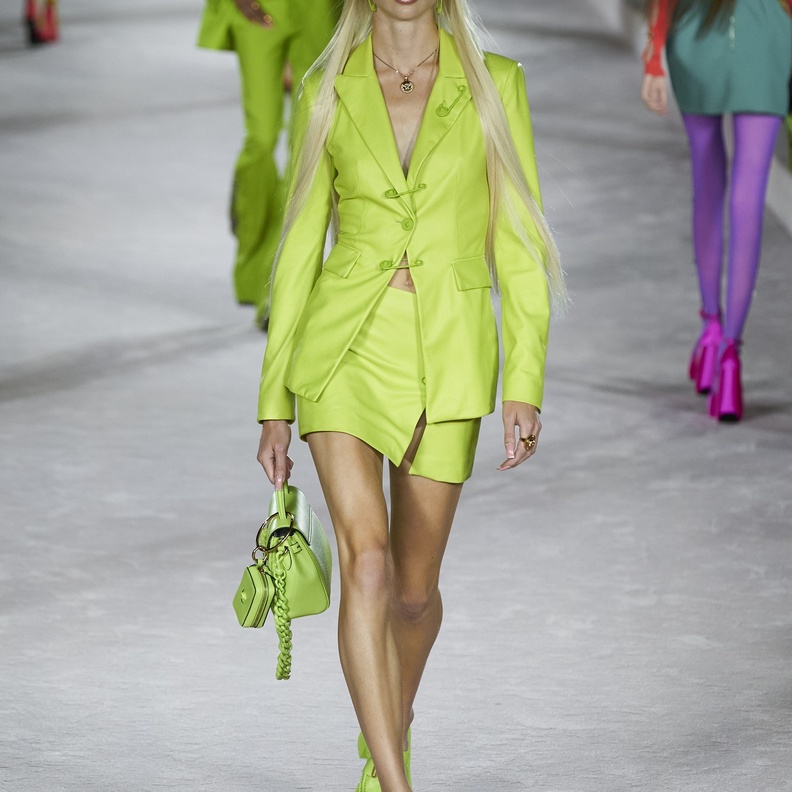 أزياء بألوان الفليو من دار Versace العالمية