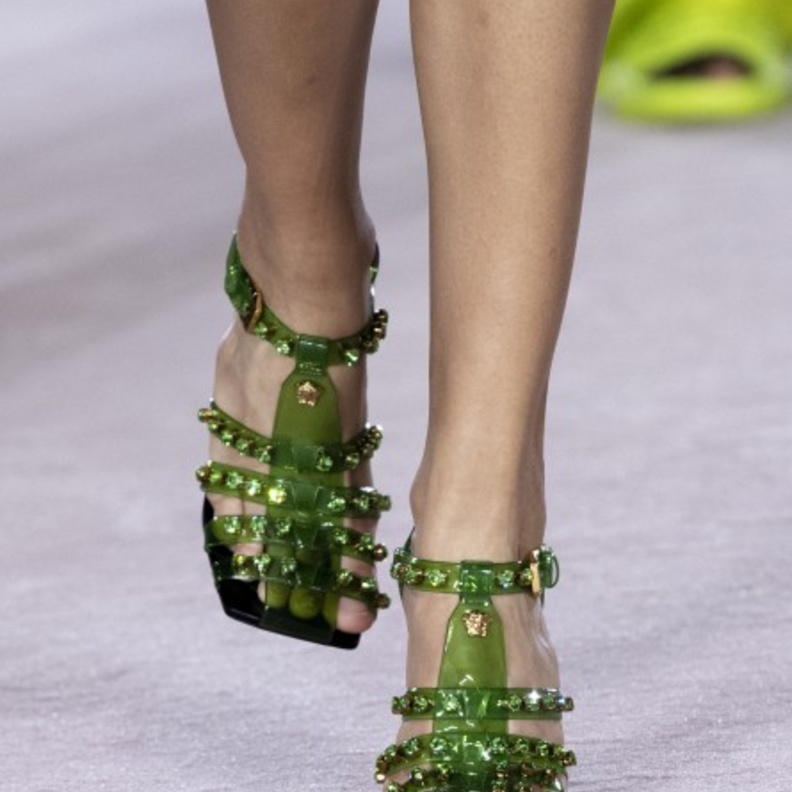 أحذية بارزة مع الخرز صيحة لا يمكن مقاومتها في ربيع 2022
