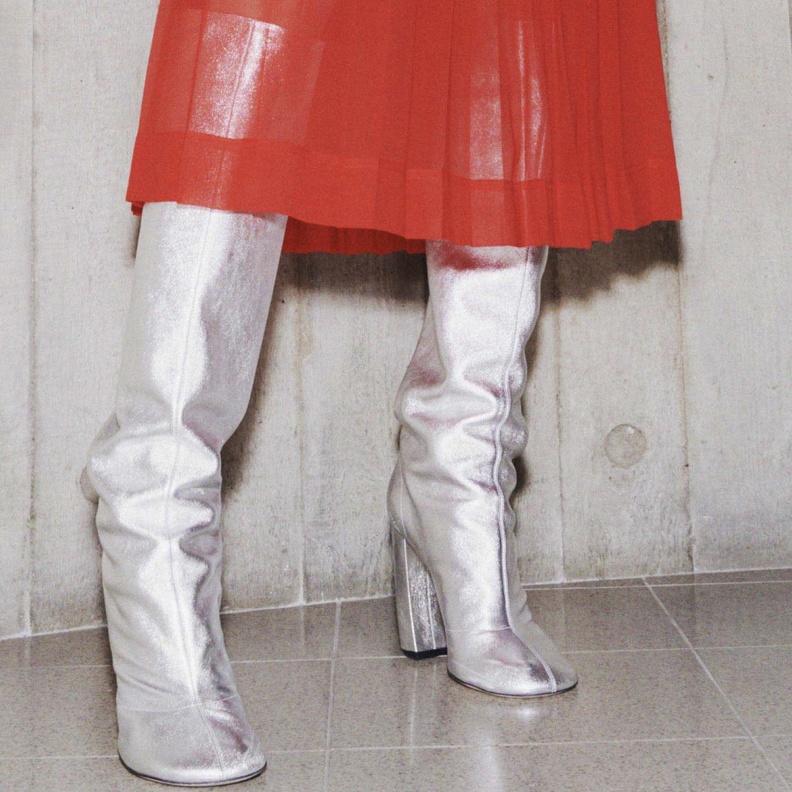 أفكار مميزة لتنسيق البوت الميتاليك مع إطلالات شتاء 2022