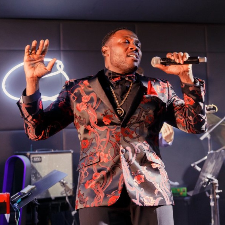 روغيليو دوغلاس جونيور يعود إلى كيوز بار أند لاونج للمرة الرابعة